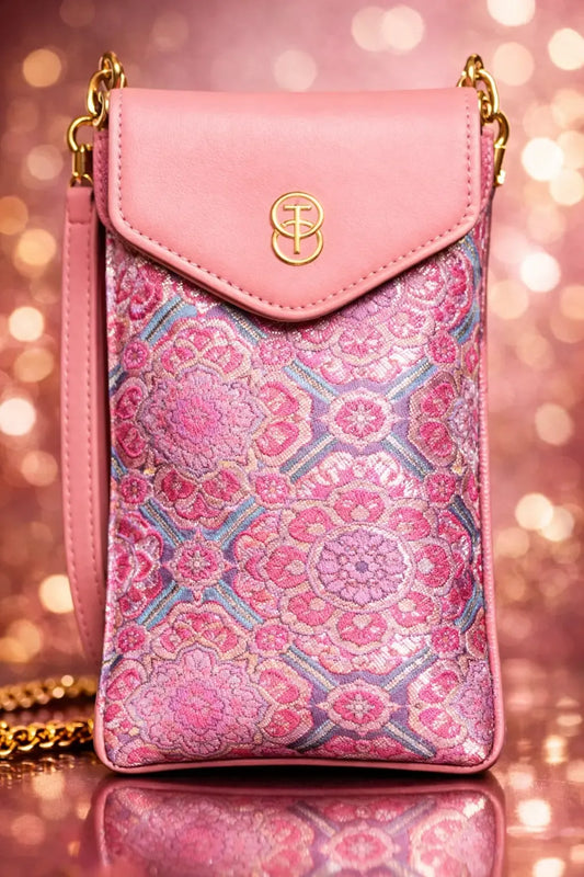 sinodreams celestial arc tasche – luxuriöse brokat-handtasche mit pinkem pu dünnlederflap, goldener signature-schließe und floralen brokatmustern in pink und grün, edle premium-luxus edition.