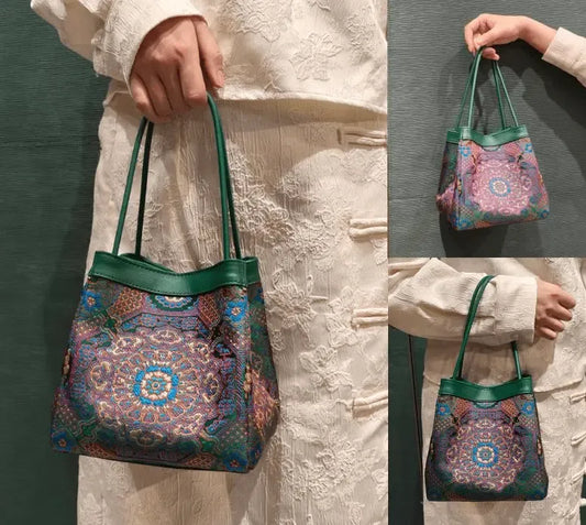 sinodreams jade harmony arc classics brokat-tasche mit blau violett rot gold ornamenten und jadegrünen ledergriffen