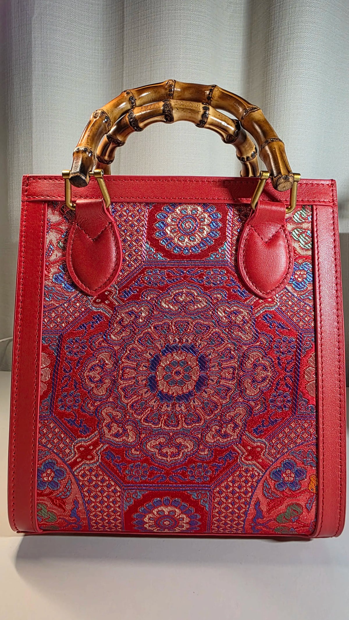 Komplette Vorderansicht der ARC Bamboo Imperial Scarlet aus der limitierten Sinodreams Kollektion mit symmetrischem Brokatdesign
