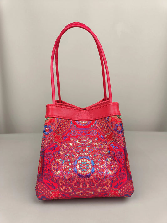 sinodreams empress inferno arc classic brokat-tasche mit blau gold violett mandala-details und rotem lederkörper