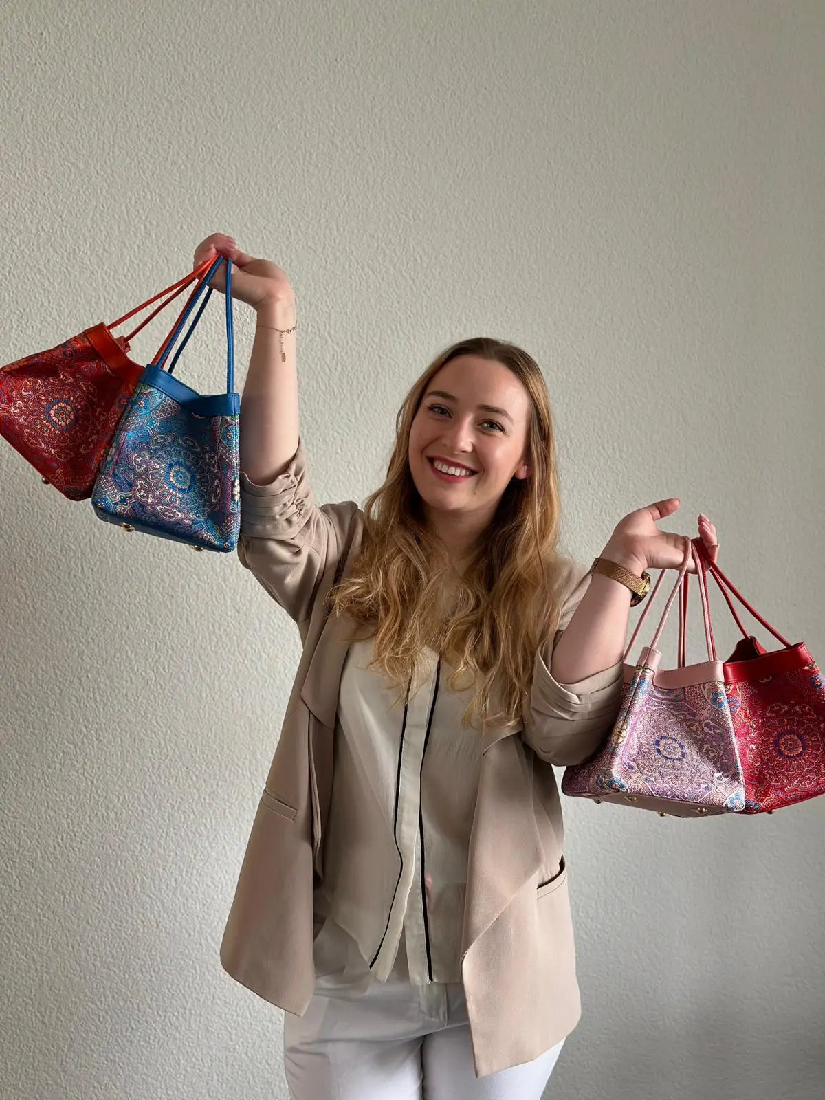 arc kollektion – moderne arc classics mini bags in kräftigen farben, elegant präsentiert in einer fashion‑szene.