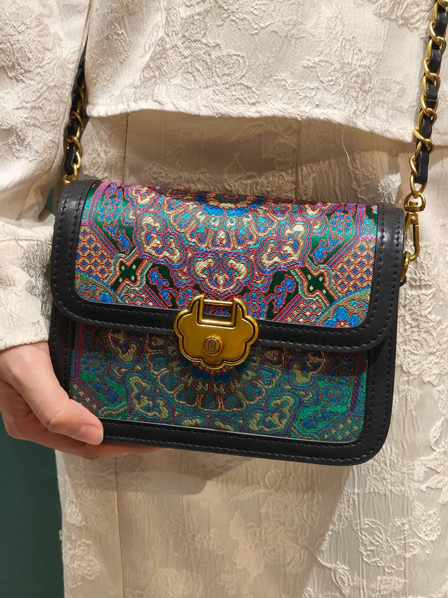 ARC Bag Dream Brokat – luxuriöse Brokat‑Handtasche in Blau, Grün, Rot und Gold mit schwarzem Leder und goldener Signature‑Schließe.