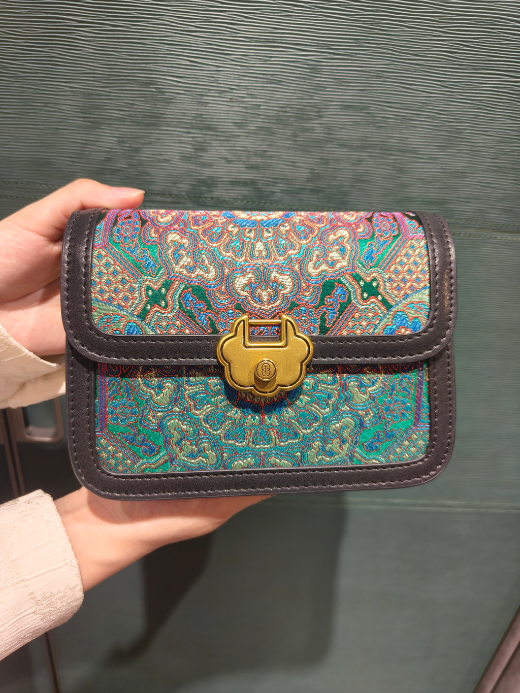 Dream Brokat ARC Bag – Brokatmuster mit Premium‑Lederkanten und goldenen Details, kompakte Arc‑Silhouette 18×7×13 cm.