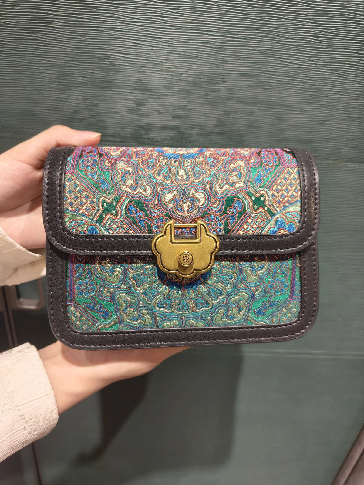 Dream Brokat ARC Bag – Brokatmuster mit Premium‑Lederkanten und goldenen Details, kompakte Arc‑Silhouette 18×7×13 cm.