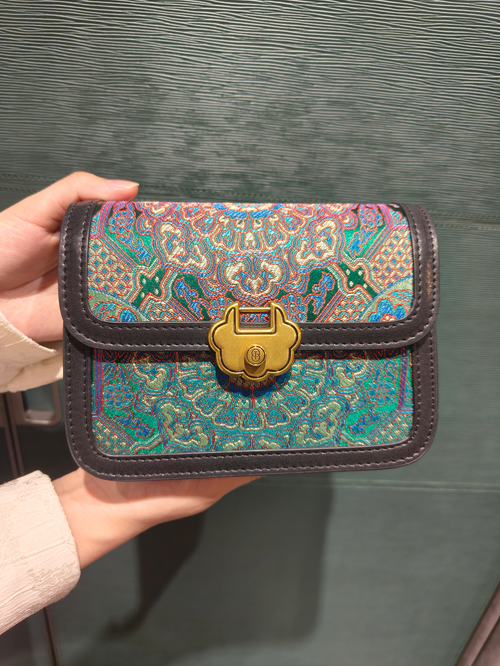Dream Brokat ARC Bag – Brokatmuster mit Premium‑Lederkanten und goldenen Details, kompakte Arc‑Silhouette 18×7×13 cm.