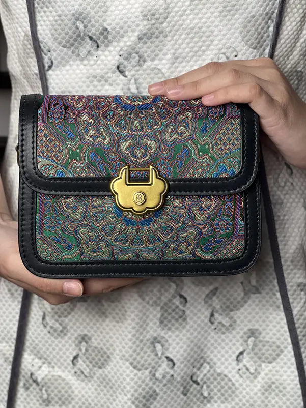 Goldene Signature‑Schließe der ARC Bag Dream Brokat – Premium‑Metallakzent auf kunstvollem Brokatstoff.