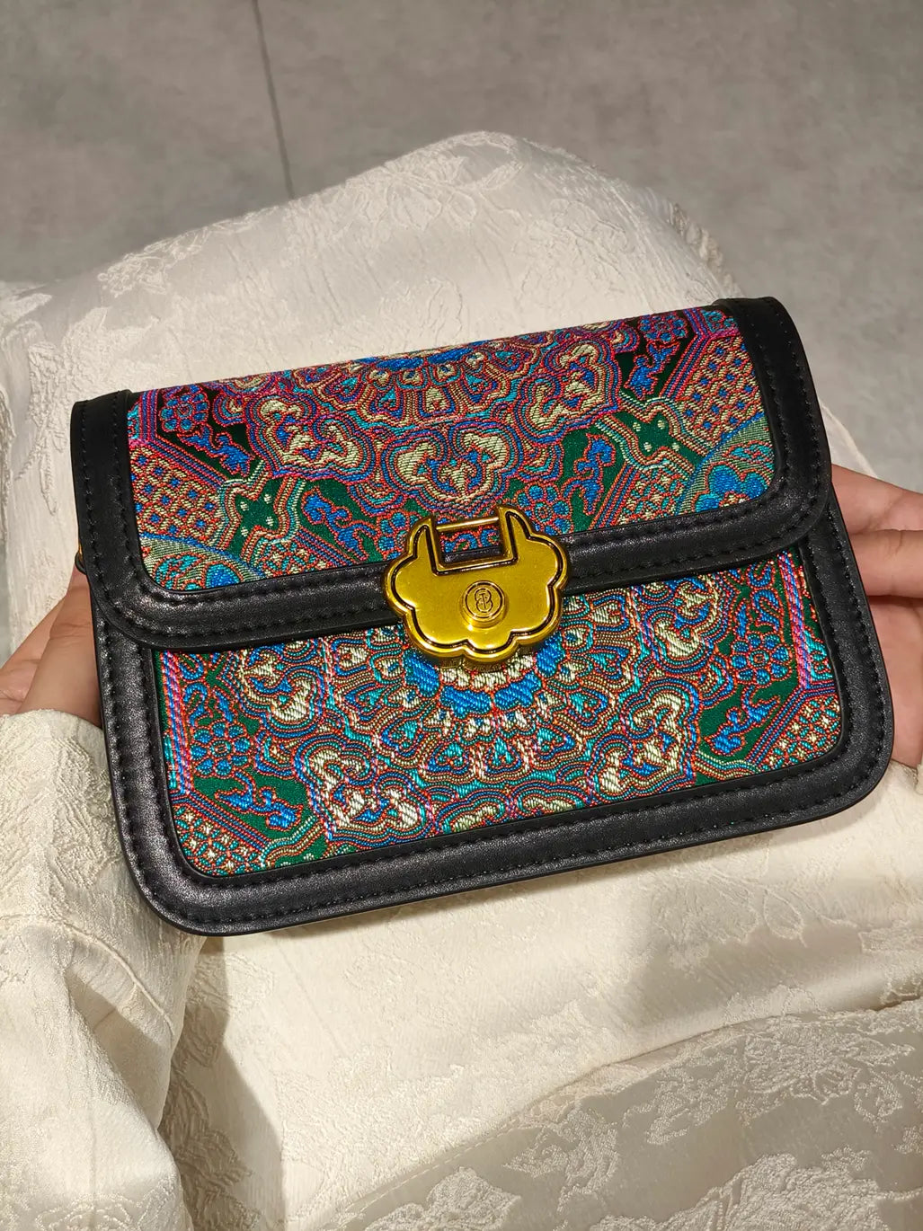 Original Guangdong Brokatmuster der ARC Bag Dream Brokat – Tiefblau, Smaragdgrün, Rubinrot und Gold in feiner Webkunst.