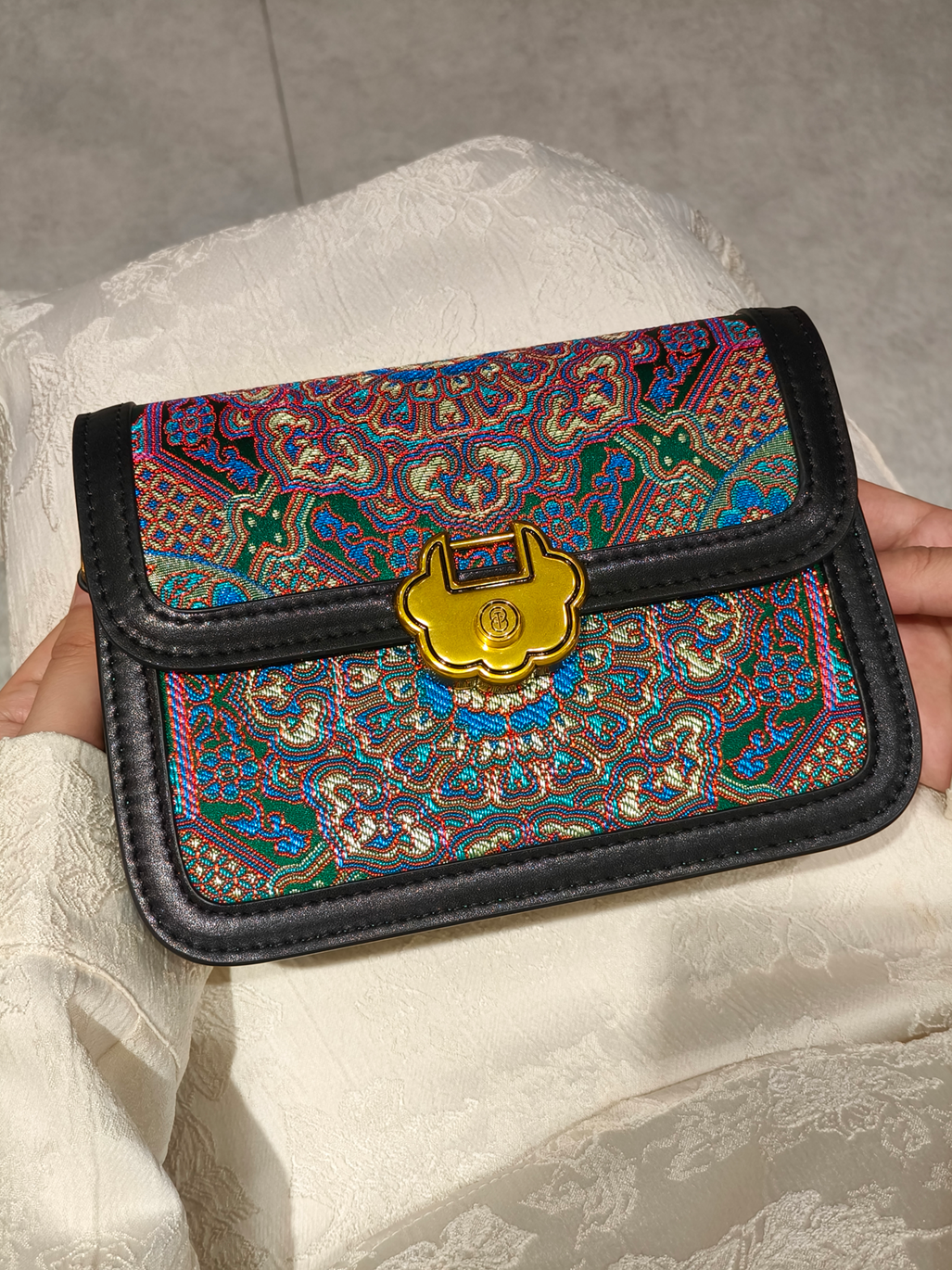 Original Guangdong Brokatmuster der ARC Bag Dream Brokat – Tiefblau, Smaragdgrün, Rubinrot und Gold in feiner Webkunst.