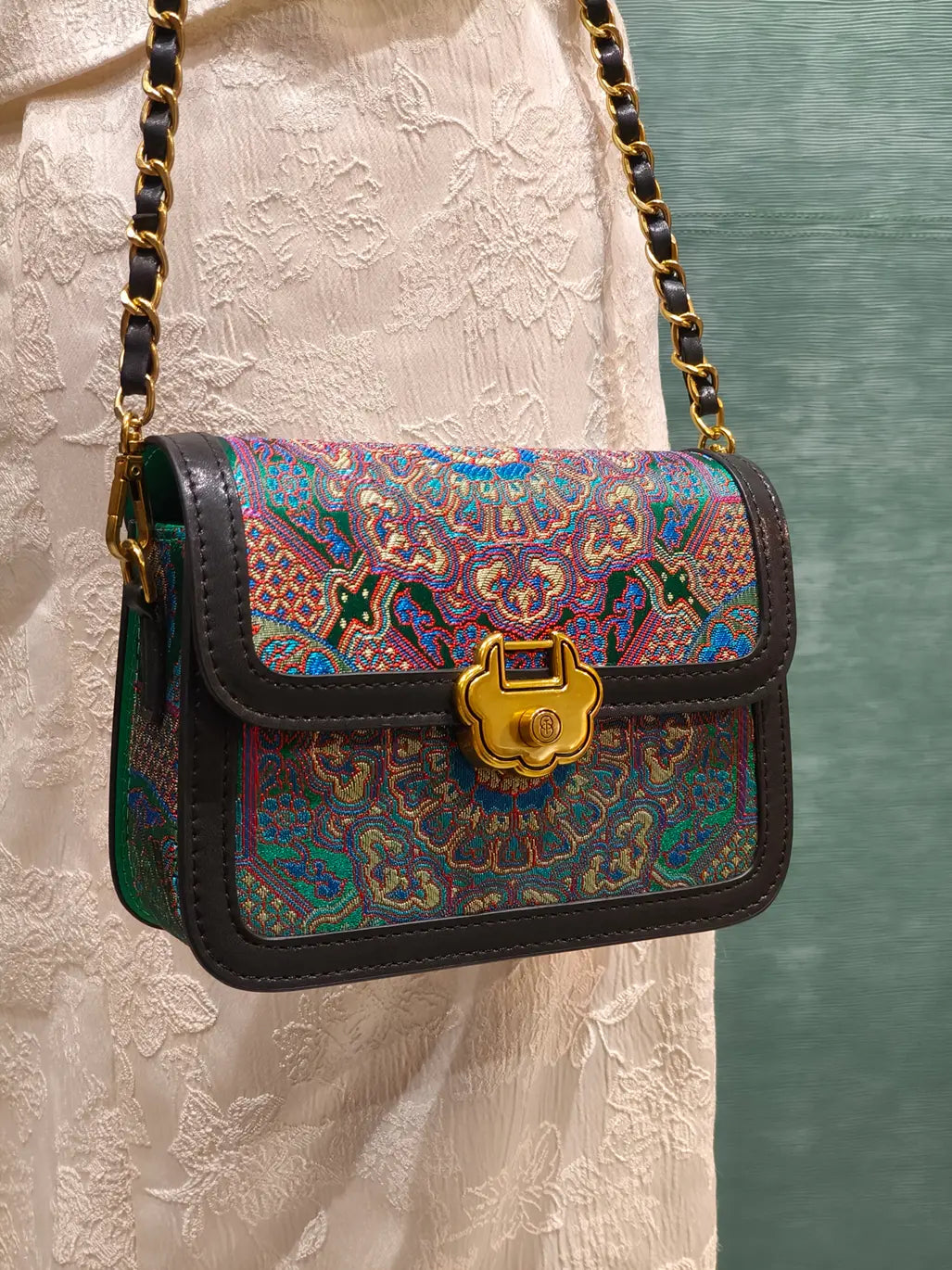ARC Bag Dream Brokat – eleganter Schulterriemen aus schwarzem Leder und goldener Kette für luxuriöses Tragen.