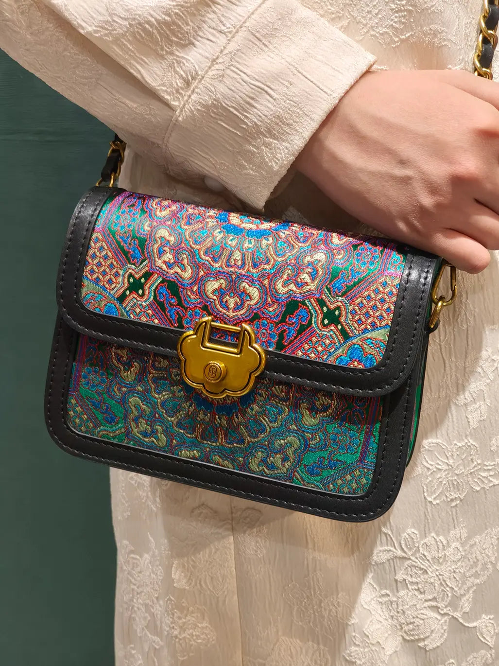 Rückseite der ARC Bag Dream Brokat – Brokatgewebe mit symmetrischem Muster und Premium‑Lederdetails.