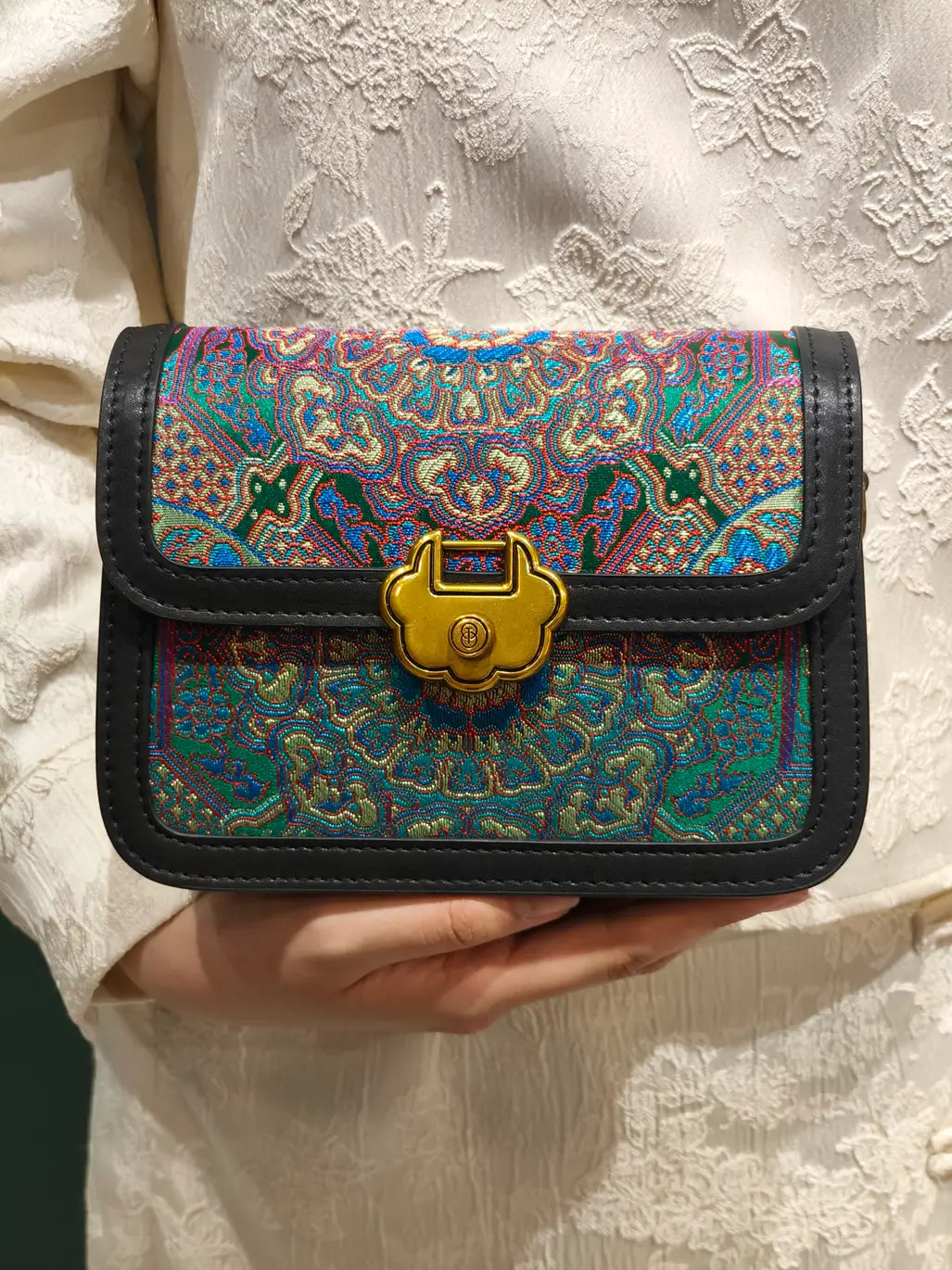 ARC Bag Dream Brokat getragen – luxuriöse Brokat‑Handtasche mit goldenen Akzenten, ideal für elegante Outfits.