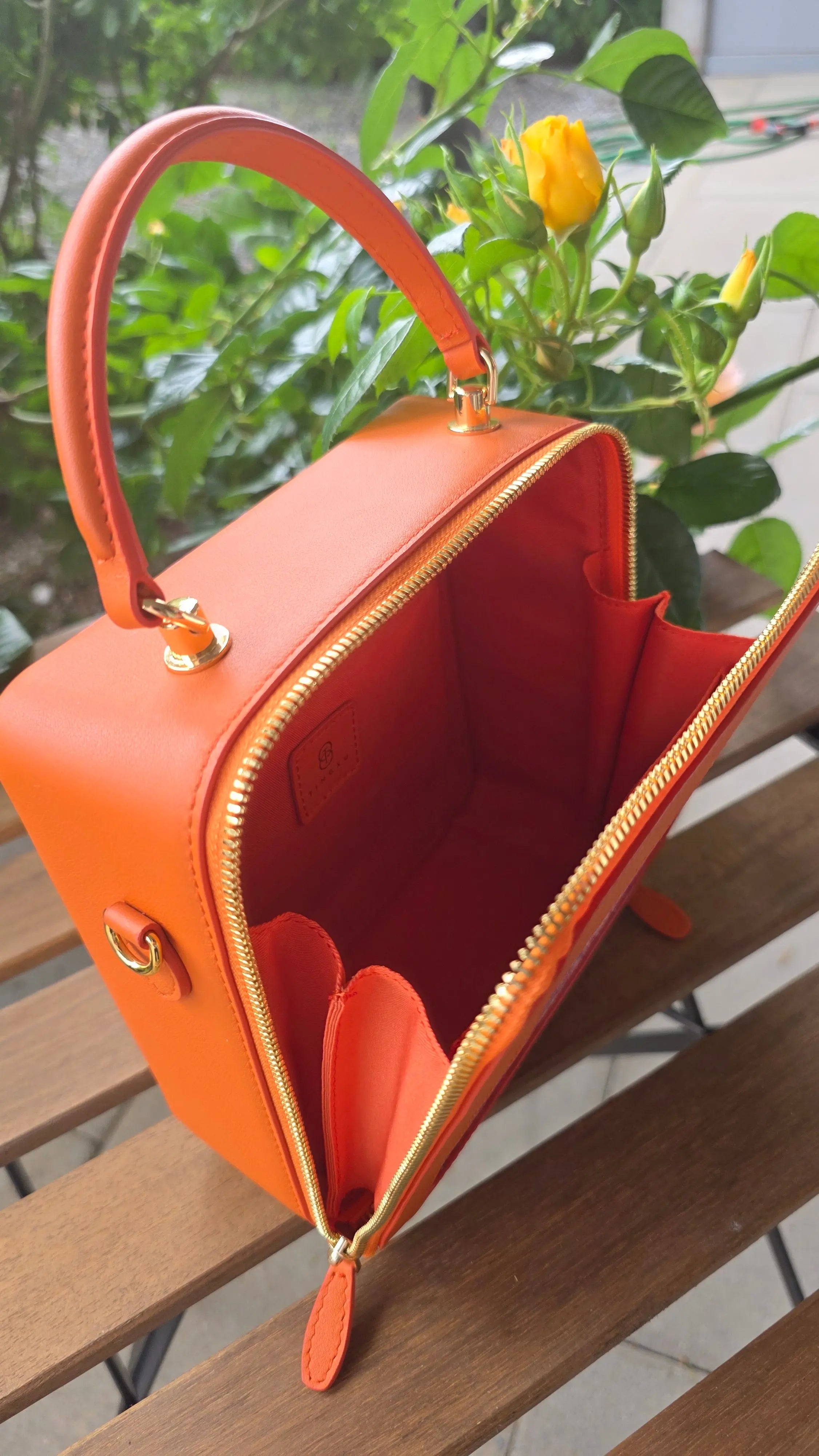 Die Arc‑Cultur „Mandala“ Tasche in kompletter Ansicht mit Schulterriemen und Griff. Zeigt die elegante Form, das Einzelfach‑Design und die Kombination aus Brokat und Leder in einer limitierten Luxury Edition. Platz für alles was eine Frau braucht