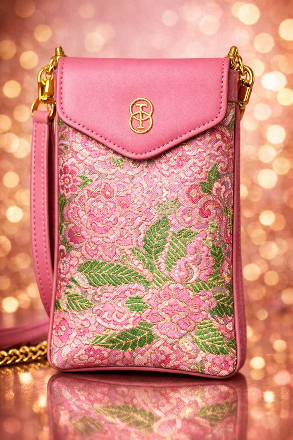 Luxuriöse Brokat‑Handtasche mit pinkem PU Dünnllederflap, goldener Signature‑Schließe und floralen Brokatmustern in Pink und Grün – Sinodreams Celestial Arc Collection
