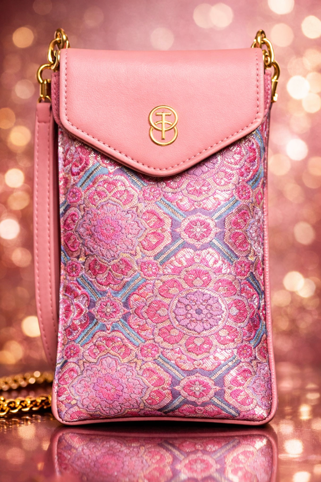 sinodreams celestial arc tasche – luxuriöse brokat-handtasche mit pinkem pu dünnlederflap, goldener signature-schließe und floralen brokatmustern in pink und grün, edle premium-luxus edition.