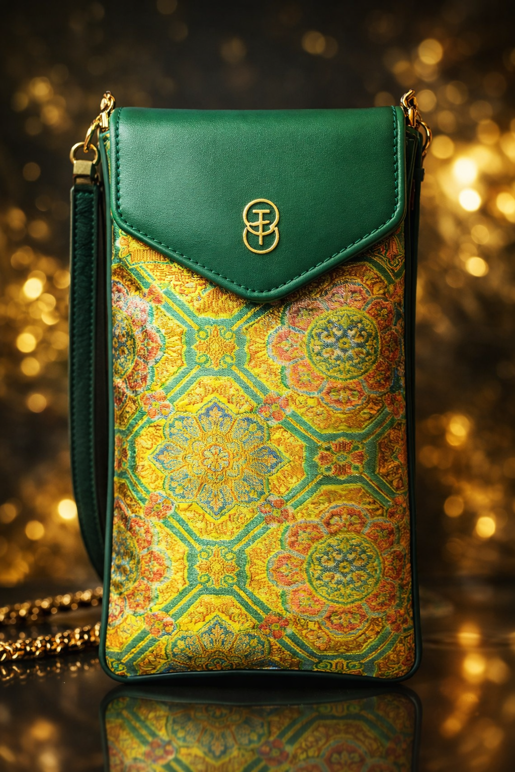 Luxuriöse Brokat‑Handtasche der Sinodreams Celestial Arc Collection mit pinkem PU‑Dünnleder‑Flap, goldener Signature‑Schließe und schimmerndem floralen Brokat in Pink‑Grün.