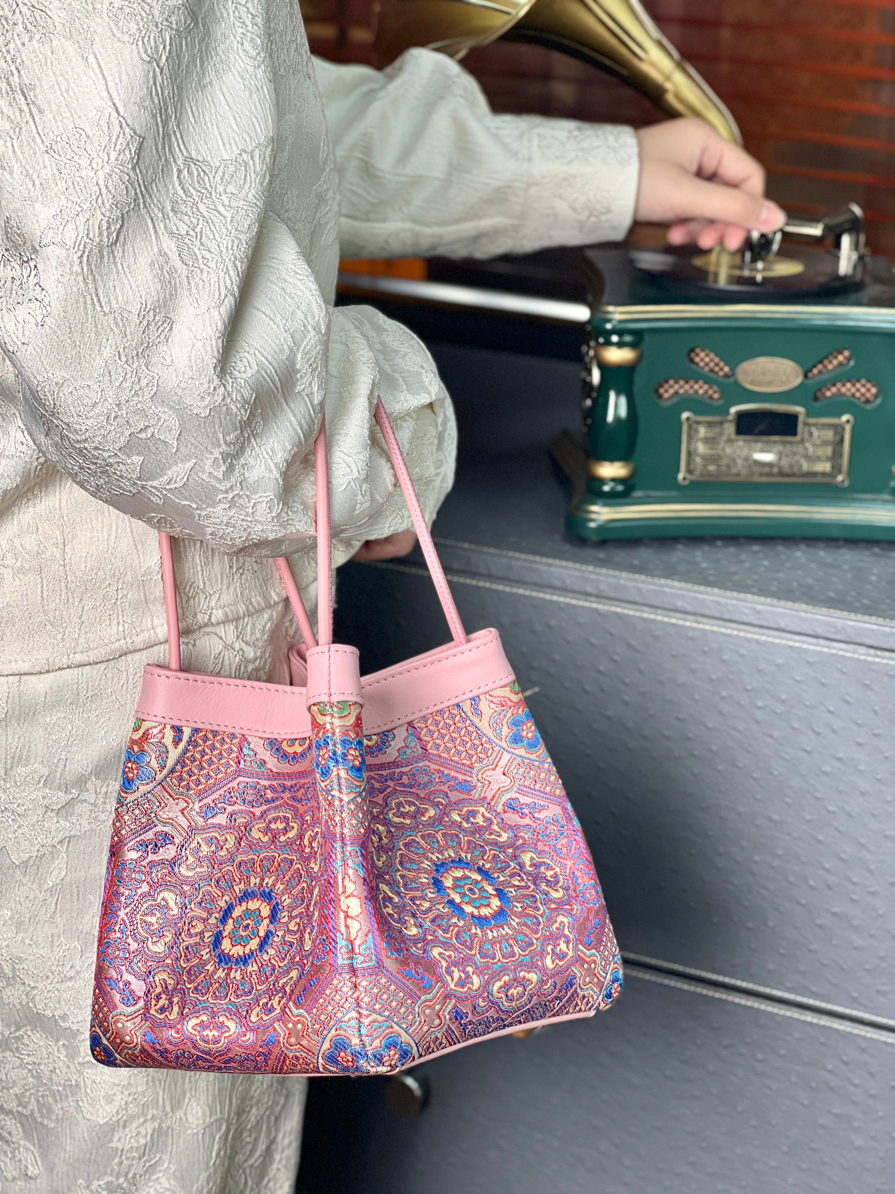 Entdecke die Phoenix Grace Luxus‑Brokat‑Handtasche – das perfekte Braut‑Accessoire für deine Traumhochzeit. Elegant, hochwertig und ideal für unvergessliche Momente.
