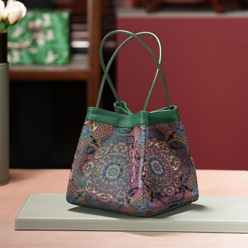 sinodreams arc classics jade harmony brokat-handtasche in blau violett rot gold mit jadegrünem lederrahmen