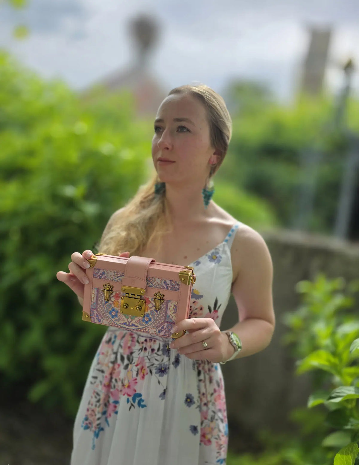 Pascale Tollardo ist das Star Model von Sinodreams sie steckt viel Herzblut in unser Projekt und bleibt gerne im Hintergrund. Auf dem Bild präsentiert Pascale Tollardo sinnlich das Sommer highlight in heimischer Atmosphäre. Der Star im Hintergrund.