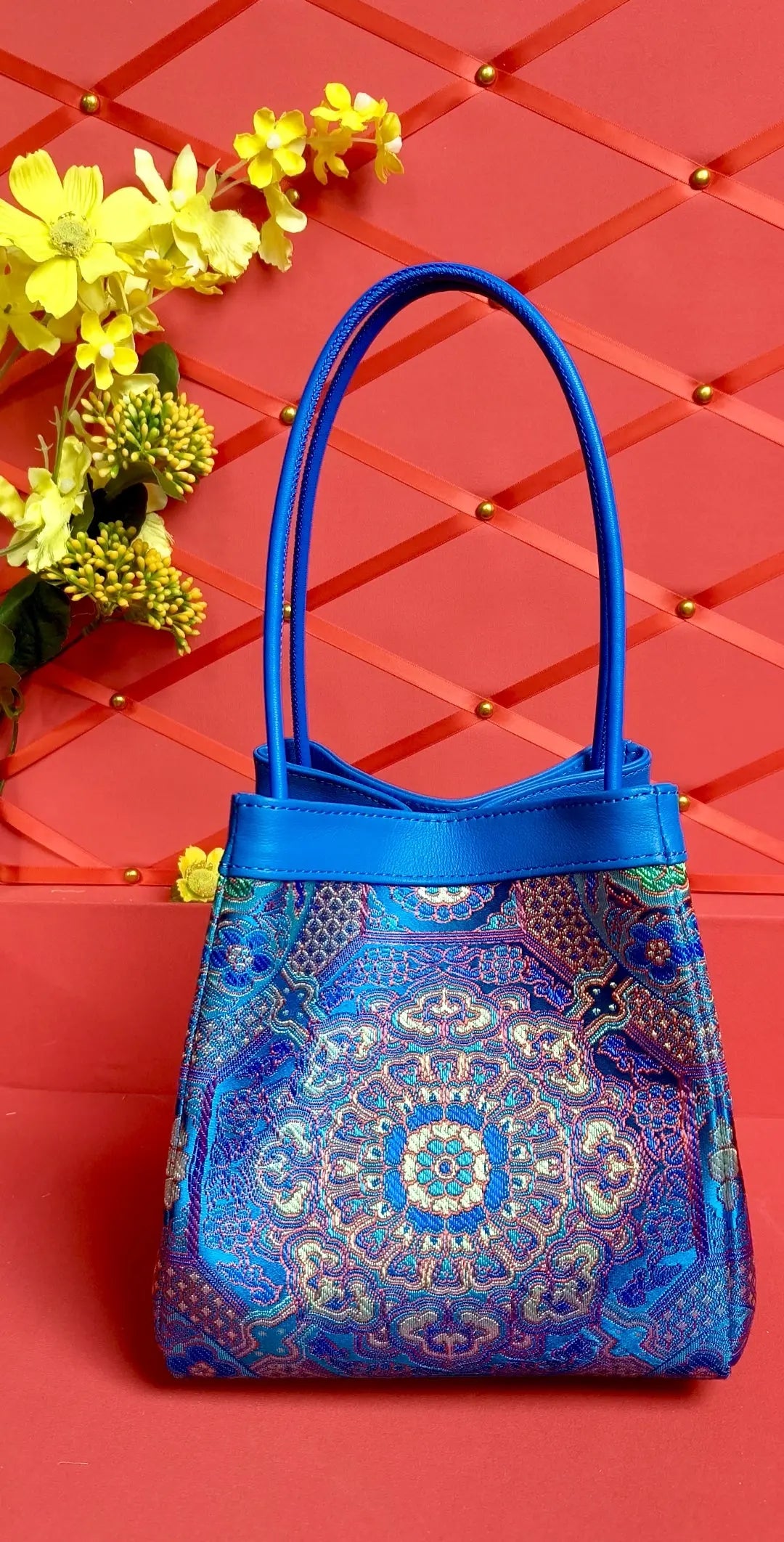 Sinodreams ARC Classics – Imperial Sky – handgefertigte Brokat‑Handtasche mit blauem Premium‑Leder, feinen Ornamenten und kompakter, femininer Arc‑Form.