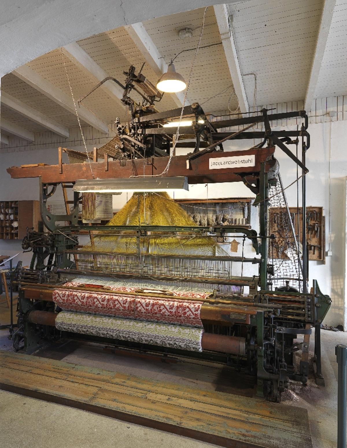 Schweizer Textilkunst in St. Gallen – Präzision und Handwerksgeist als Fundament für Brokat‑Veredelung. Jacquard-Stickmaschine aus St. Gallen – Schweizer Präzision und Textiltradition des 19. Jahrhunderts