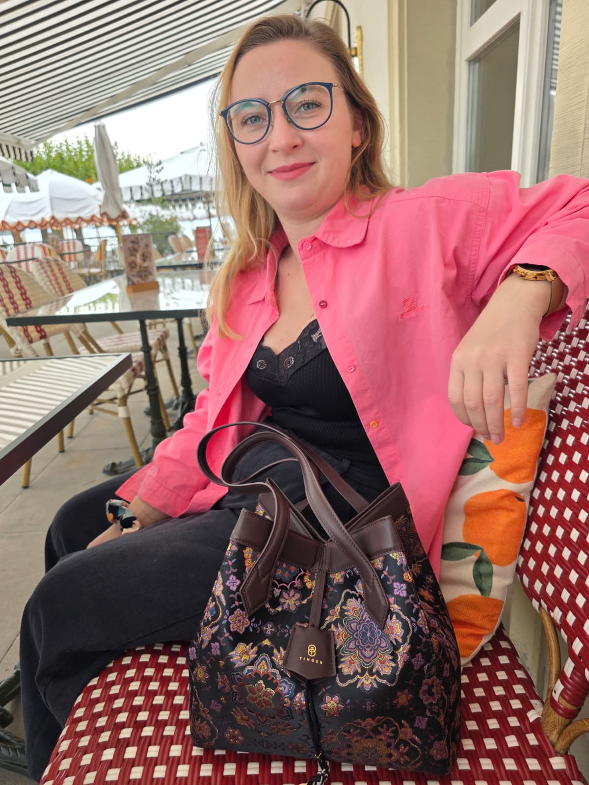 Sinodreams Circle Partnerprogramm mit exklusiver Brokat-Handtasche in einer stilvollen Lifestyle-Umgebung. Repräsentiert die Welt von Sinodreams mit zeitloser Eleganz, traditioneller Brokatkunst, Handwerkskunst und hochwertigen Boutique-Produkten. Partnerprogramm für Empfehlungs-Partnerinnen, Markenbotschafterinnen und Ambassador Elite einer Schweizer Boutique für exklusive Handtaschen und Premium-Accessoires.