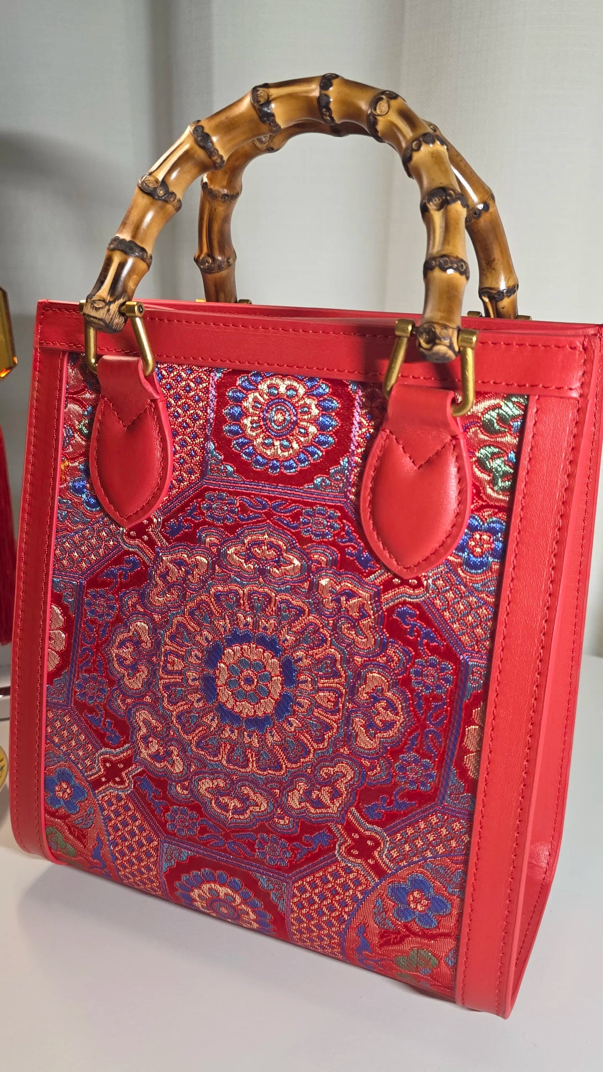 ARC Bamboo Imperial Scarlet aus der limitierten Sinodreams Kollektion mit kunstvoll gewebtem Brokatmuster, roten Seitenelementen und handverarbeitetem Bambusgriff