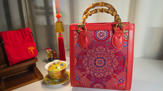 ARC Bamboo Imperial Scarlet Brokat-Handtasche in einer eleganten Wohnumgebung als stilvolles Accessoire der limitierten Sinodreams Kollektion