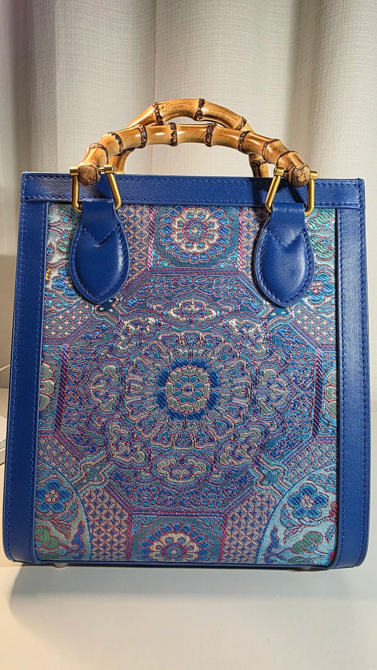 ARC Bamboo Midnight Sapphire aus der limitierten Sinodreams Kollektion mit kunstvoll gewebtem Brokatmuster in Saphirblau, Bambusgriffen und eleganten Lederdetails