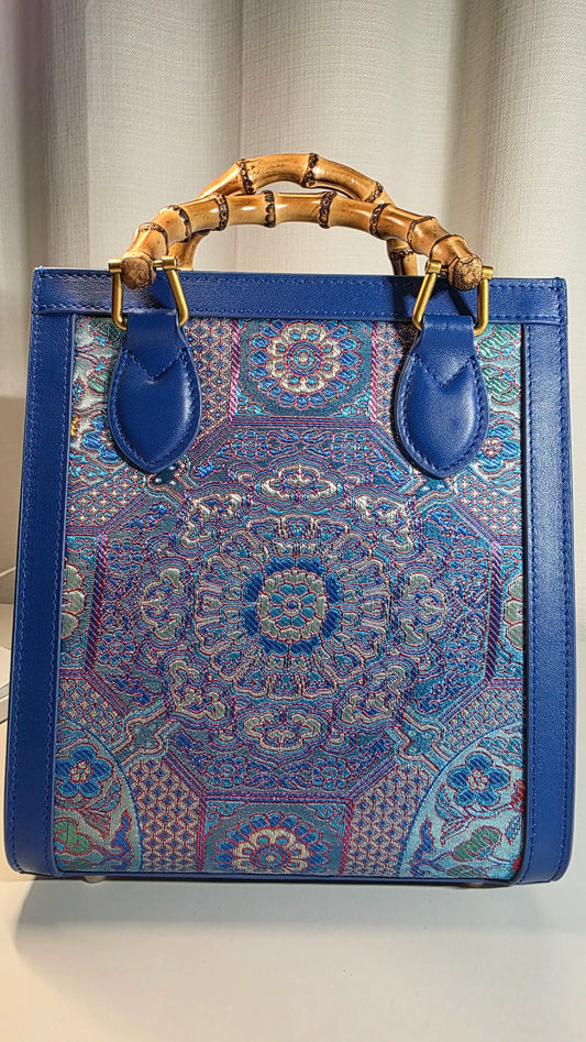 ARC Bamboo Midnight Sapphire aus der limitierten Sinodreams Kollektion mit kunstvoll gewebtem Brokatmuster in Saphirblau, Bambusgriffen und eleganten Lederdetails