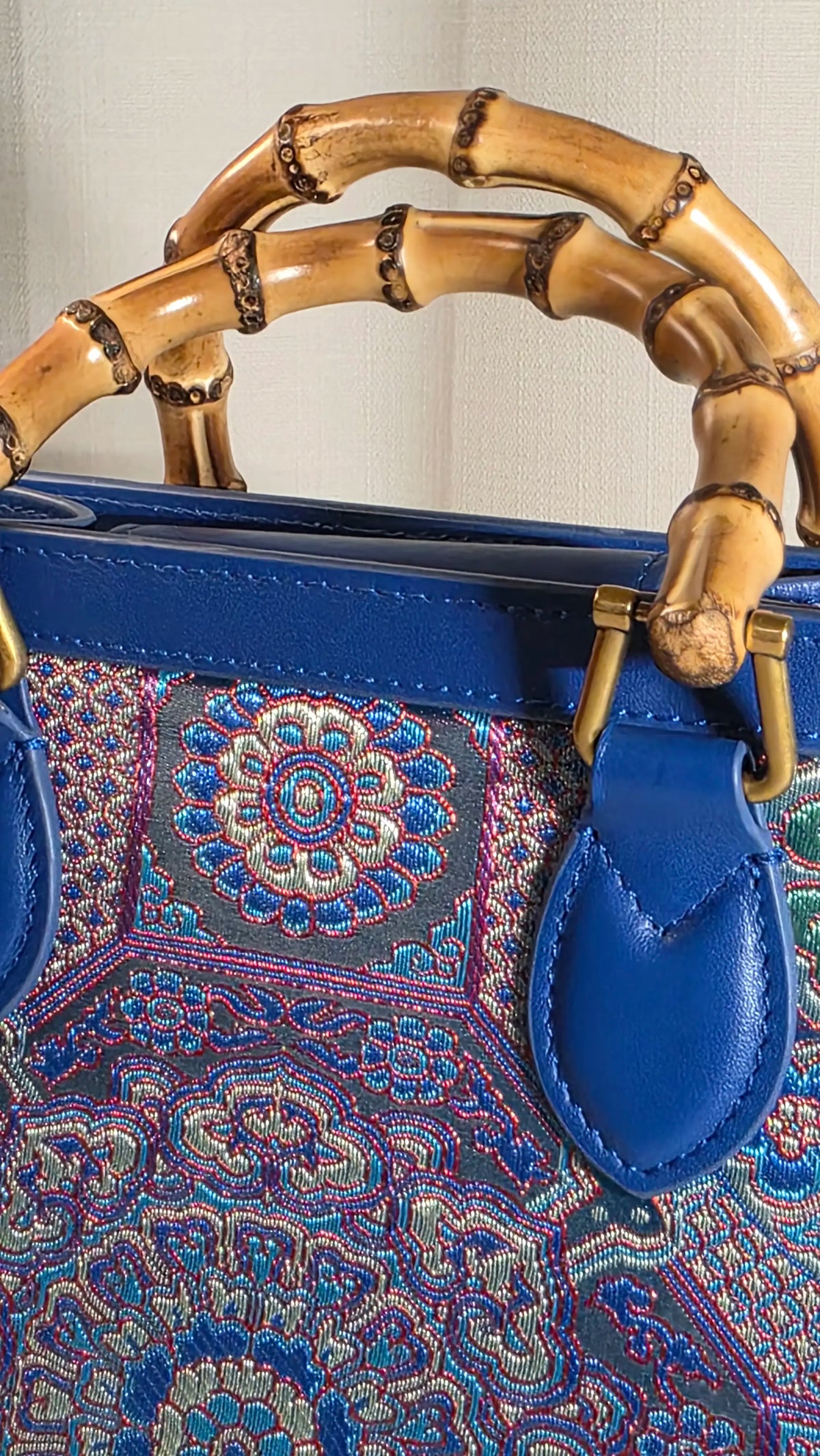 Detailansicht der natürlichen Bambusgriffe und des saphirblauen Lederrahmens der ARC Bamboo Midnight Sapphire