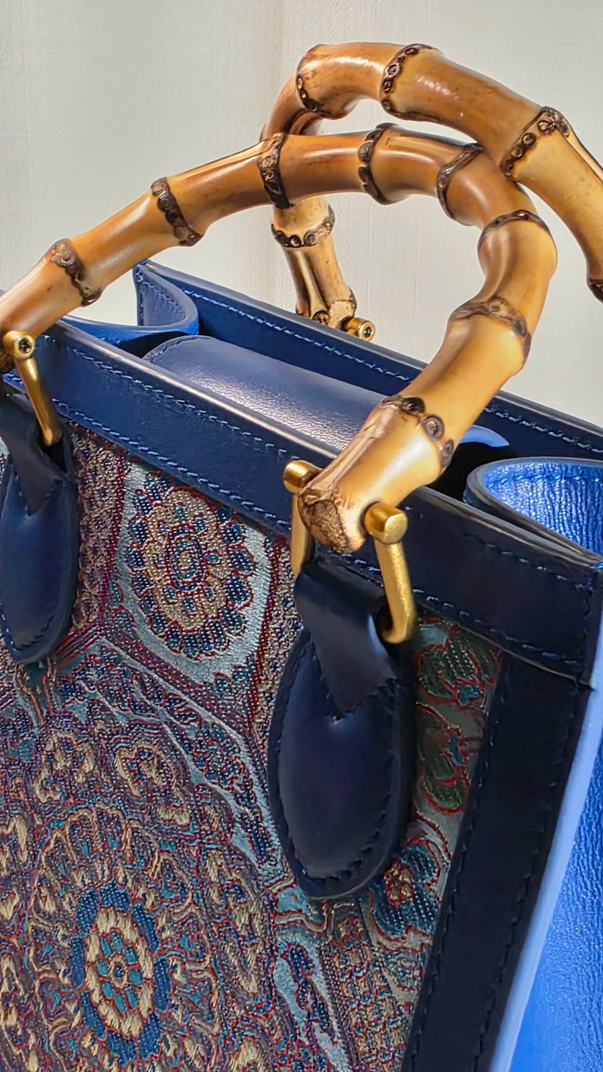 Perspektivische Ansicht der ARC Bamboo Midnight Sapphire mit detailreichem Brokatgewebe, Bambusgriffen und eleganter Silhouette aus der limitierten Sinodreams Kollektion