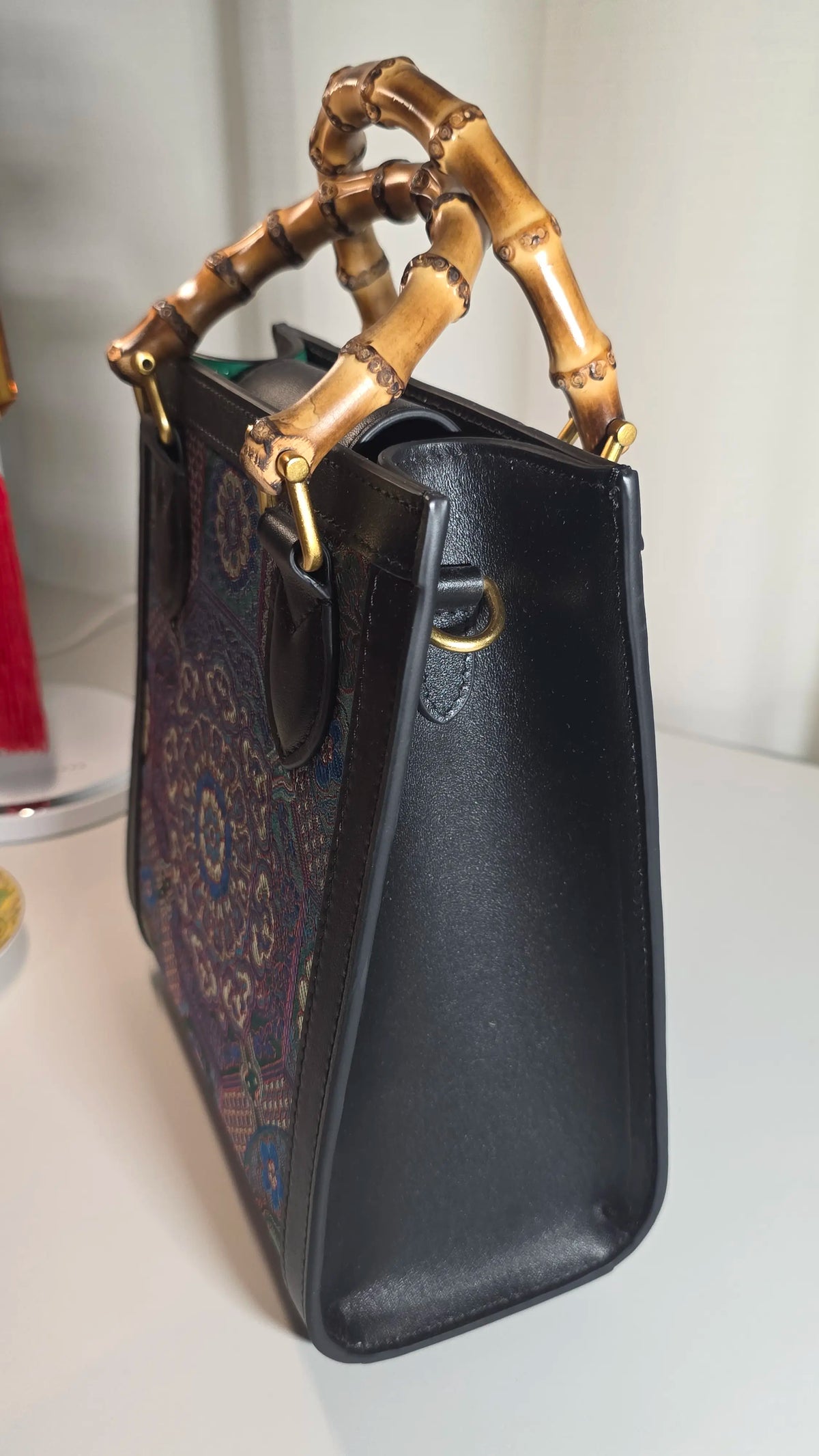 Seitenansicht der ARC Bamboo Obsidian Black mit schwarzer Seitenfläche, strukturierter Formgebung und handverarbeitetem Bambusgriff