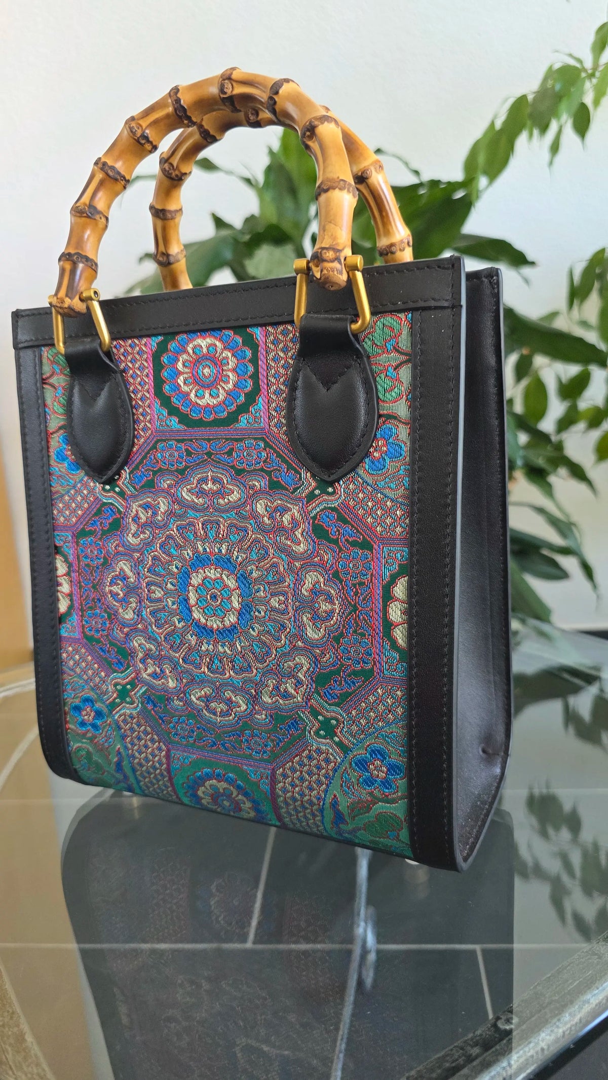 Komplette Vorderansicht der ARC Bamboo Obsidian Black Brokat-Handtasche mit symmetrischem Muster, schwarzen Akzenten und charakteristischen Bambusgriffen