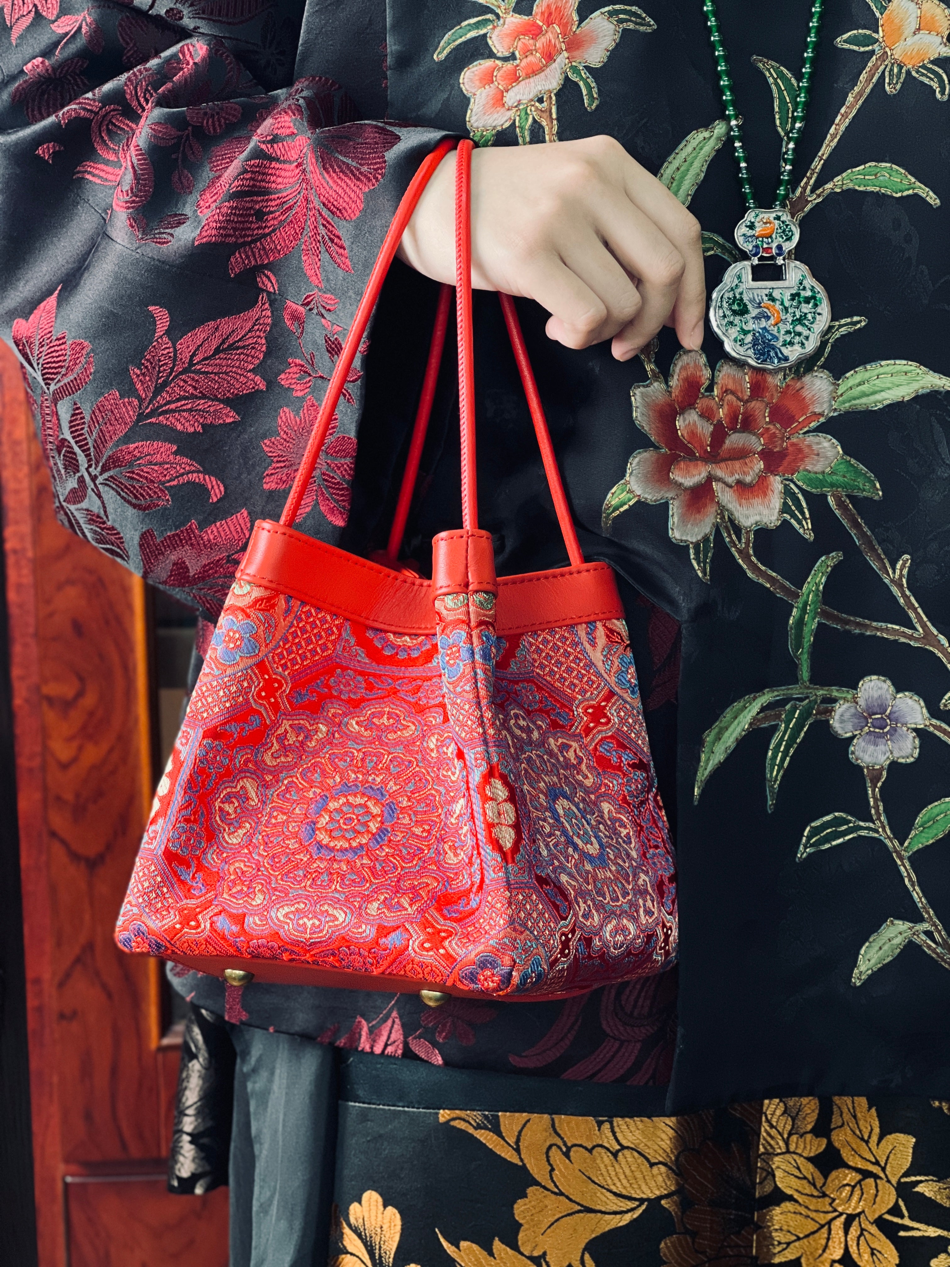 Handgefertigte Phoenix Arc Bag in Rot – traditionelle Brokat‑Handtasche aus Guangdong mit detailreichen gold‑blauen Mustern.