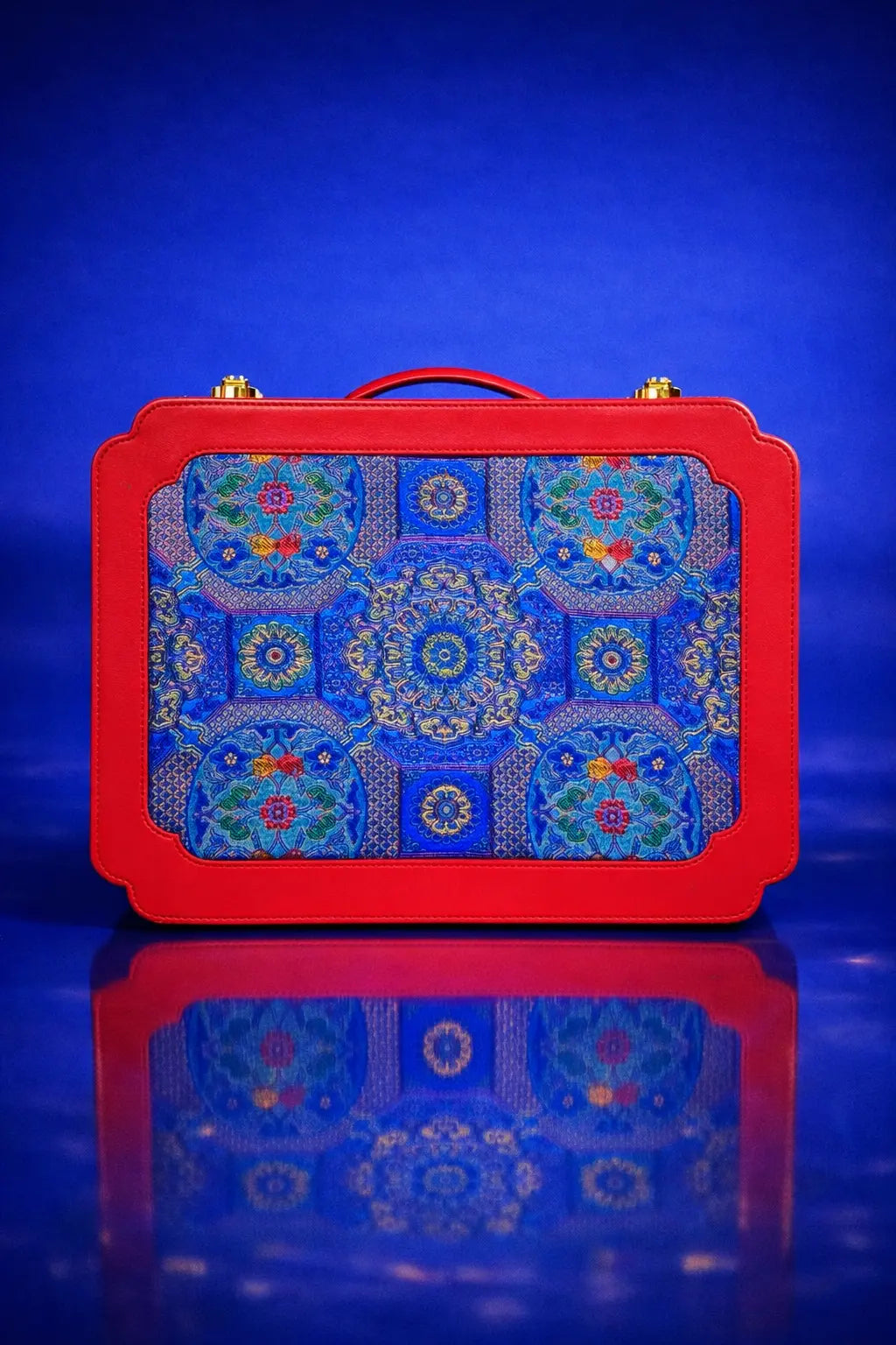 brokatmuster in blau und gold – handgefertigtes design der imperial sky treasure edition