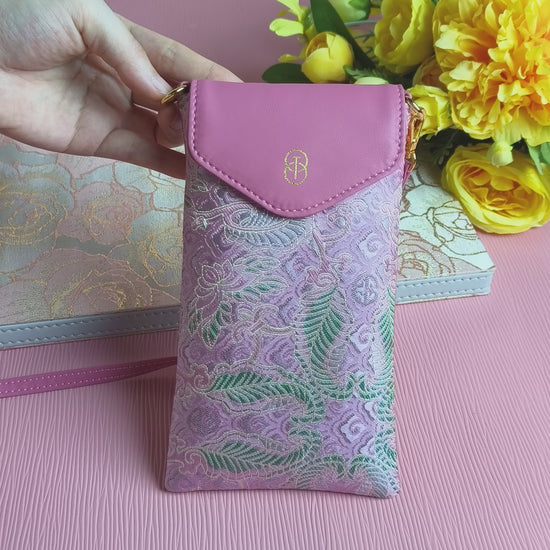 Produktvideo der Sinodreams Celestial Arc Collection – luxuriöse Brokat‑Handtaschen aus Premium‑PU‑Dünnleder mit goldenen Signature‑Details und kunstvollen Brokatmustern in leuchtenden Farben.