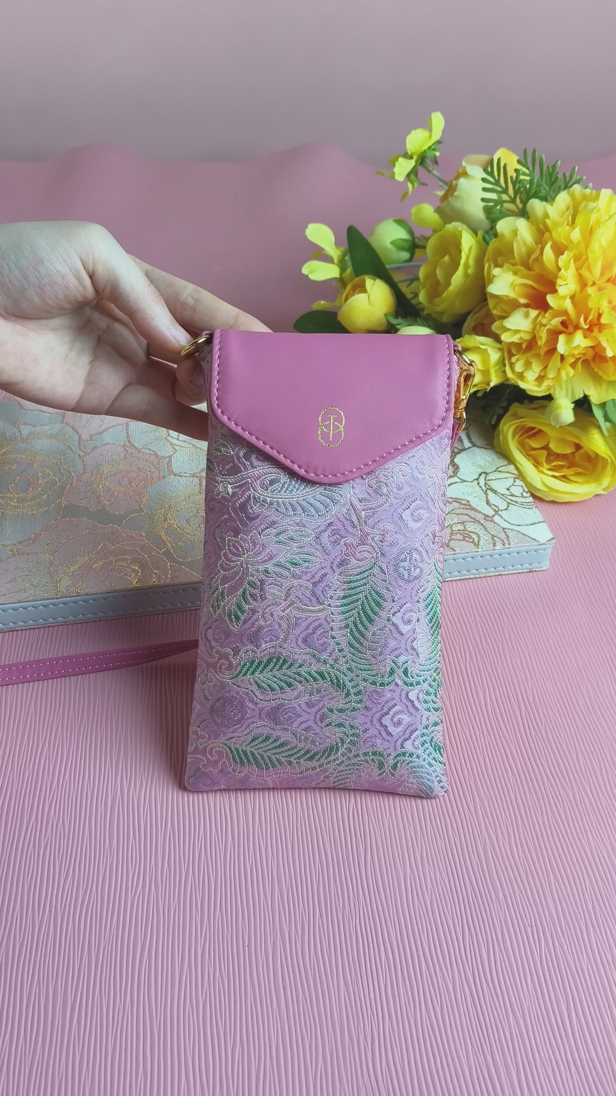 Produktvideo der Sinodreams Celestial Arc Collection – luxuriöse Brokat‑Handtaschen aus Premium‑PU‑Dünnleder mit goldenen Signature‑Details und kunstvollen Brokatmustern in leuchtenden Farben.