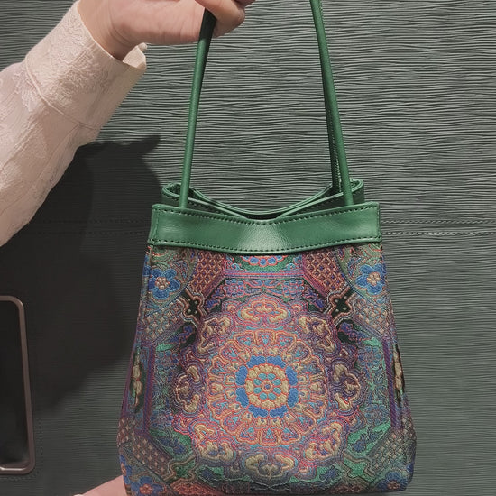 sinodreams jade harmony brokat-handtasche mit blau violett rot gold details und jadegrünem leder an der arc-silhouette Video Brokat farb spiel