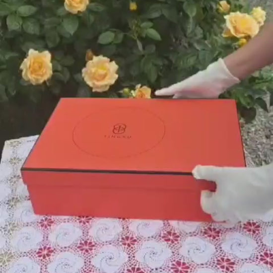 Entdecke die Kesi Silk Bag von Sinodreams – handgefertigt, luxuriös und einzigartig. Unboxing‑Video mit Premium‑Details, Seide & Eleganz.