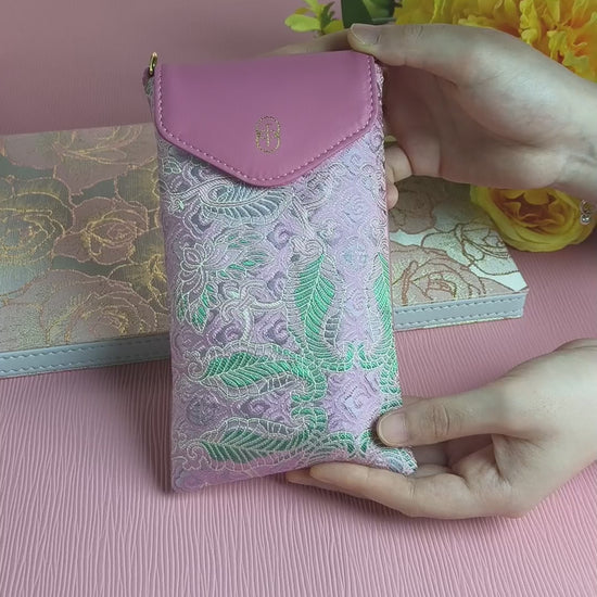 Produktvideo der Sinodreams Celestial Arc Collection – luxuriöse Brokat‑Handtaschen aus Premium‑PU‑Dünnleder mit goldenen Signature‑Details und kunstvollen Brokatmustern in leuchtenden Farben.