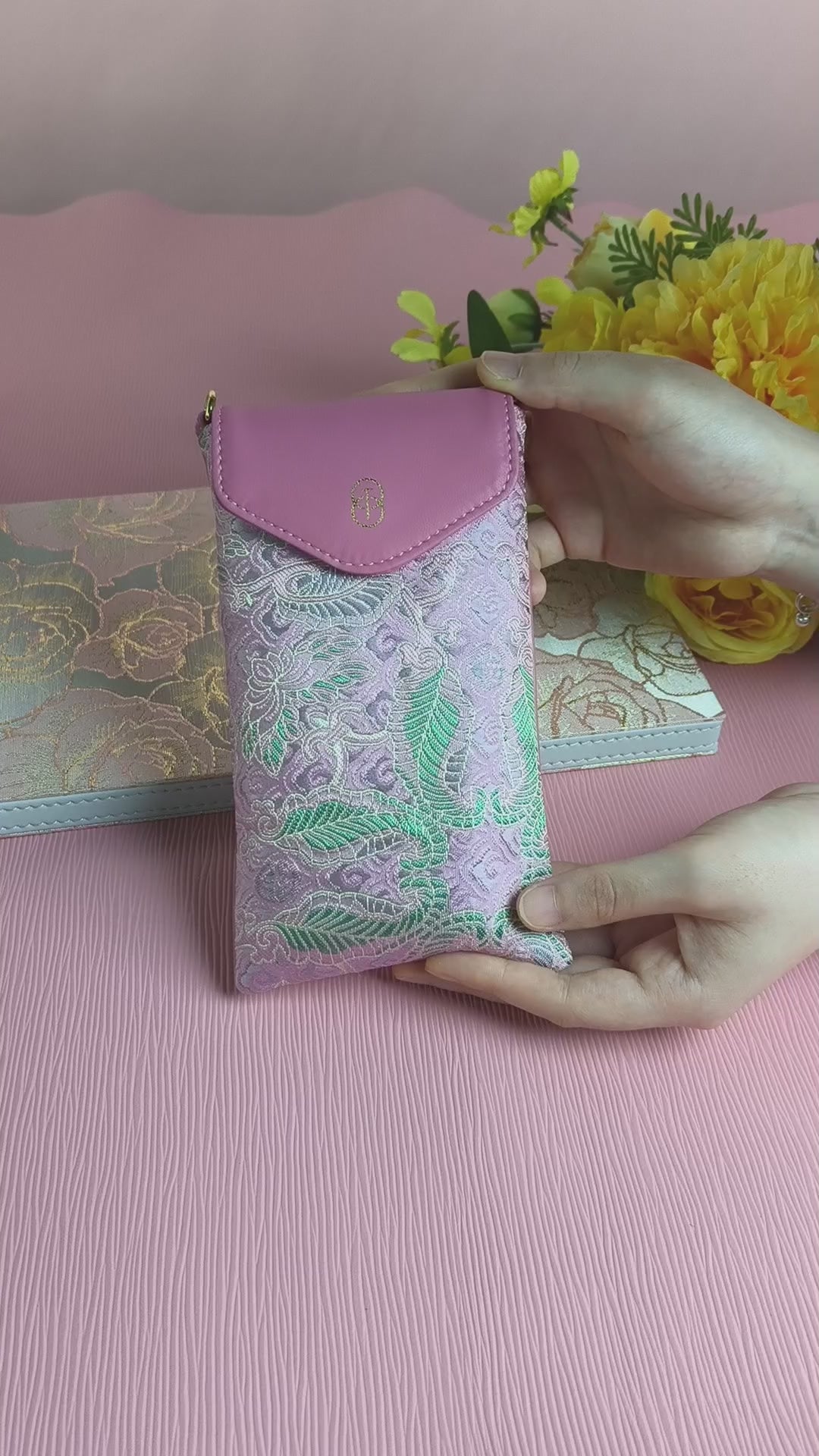 Produktvideo der Sinodreams Celestial Arc Collection – luxuriöse Brokat‑Handtaschen aus Premium‑PU‑Dünnleder mit goldenen Signature‑Details und kunstvollen Brokatmustern in leuchtenden Farben.