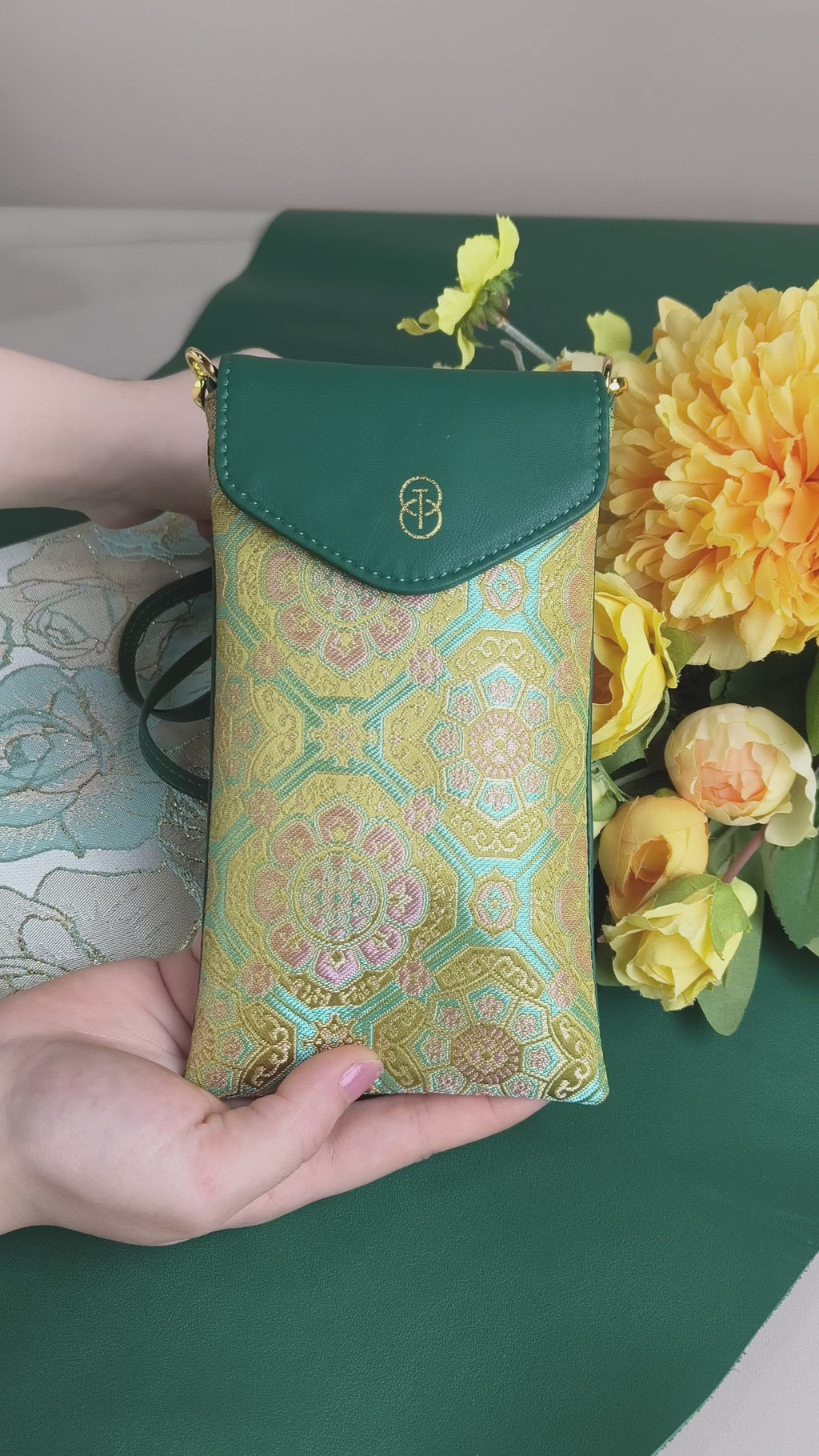 Sinodreams Celestial Arc Collection – kunstvoll gefertigte Brokat‑Handtaschen aus Premium‑PU‑Dünnleder mit goldenen Signature‑Details, leuchtenden Farben und hochwertiger Luxusverarbeitung.