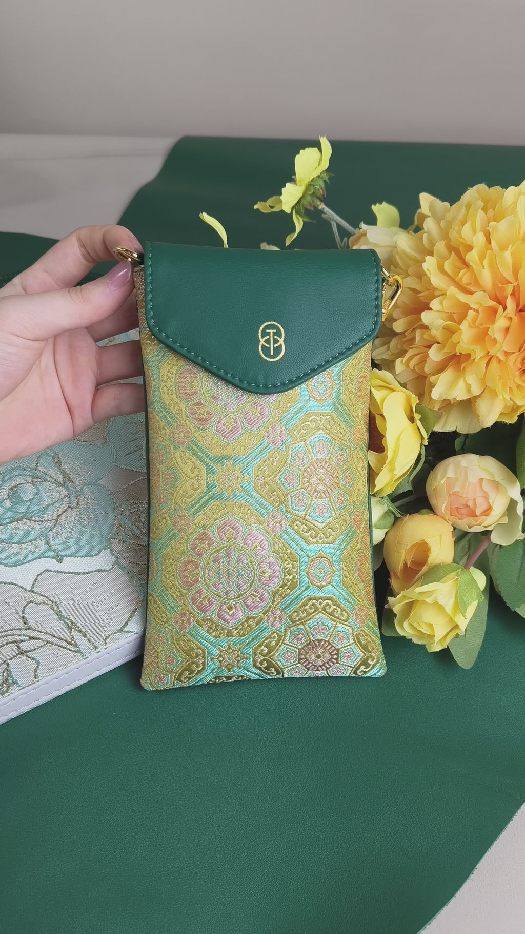 Sinodreams Celestial Arc Collection – elegante Brokat‑Handtaschen aus Premium‑PU‑Dünnleder mit goldenen Signature‑Elementen, leuchtenden Brokatmustern und hochwertiger Luxusverarbeitung.