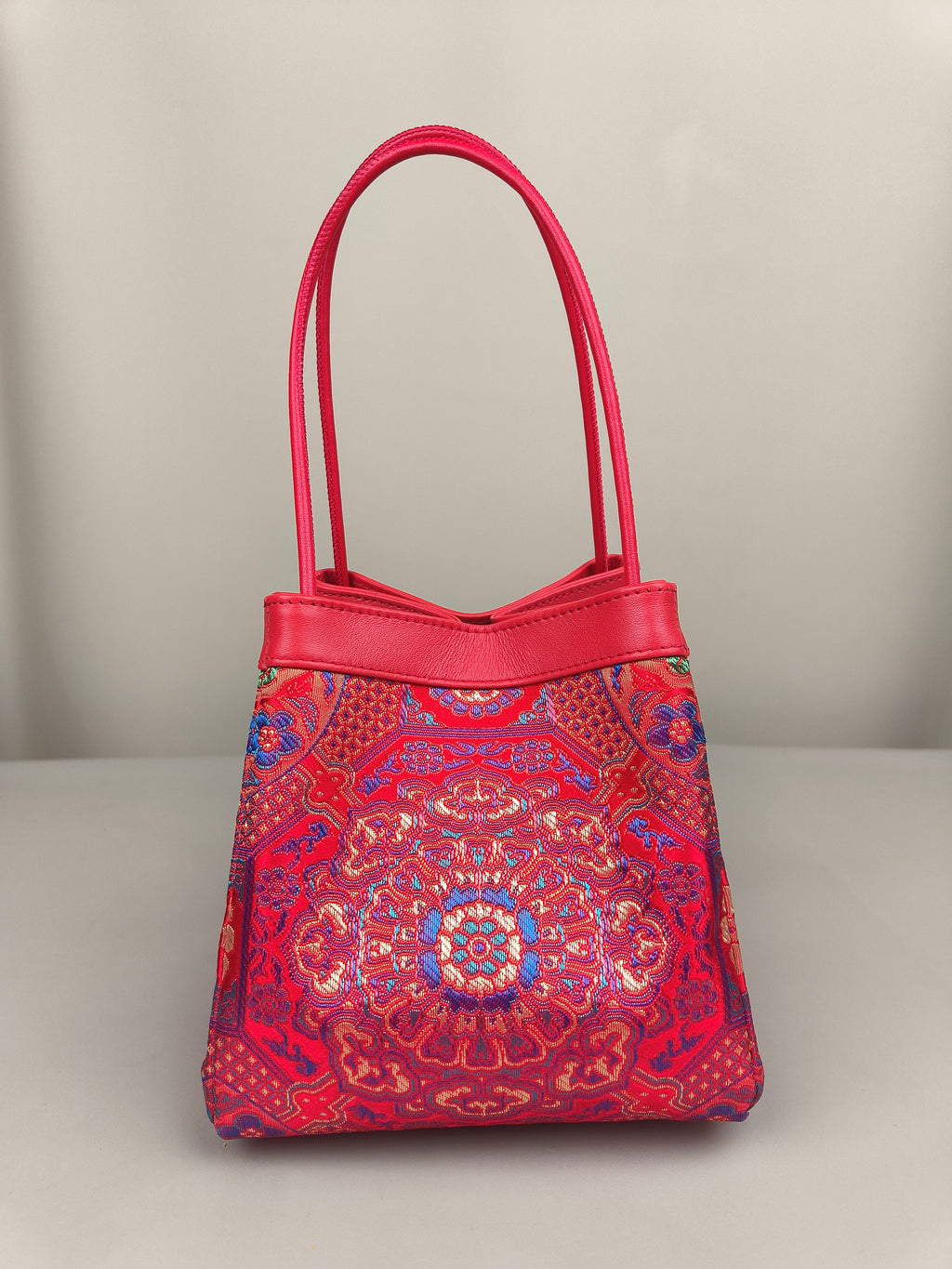 sinodreams empress inferno arc classic brokat-tasche mit blau gold violett mandala-details und rotem lederkörper