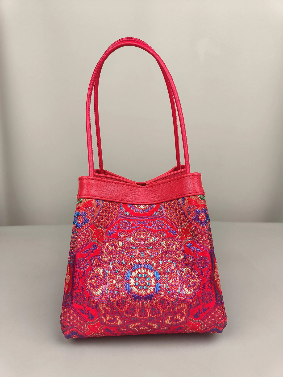sinodreams empress inferno arc classic brokat-tasche mit blau gold violett mandala-details und rotem lederkörper