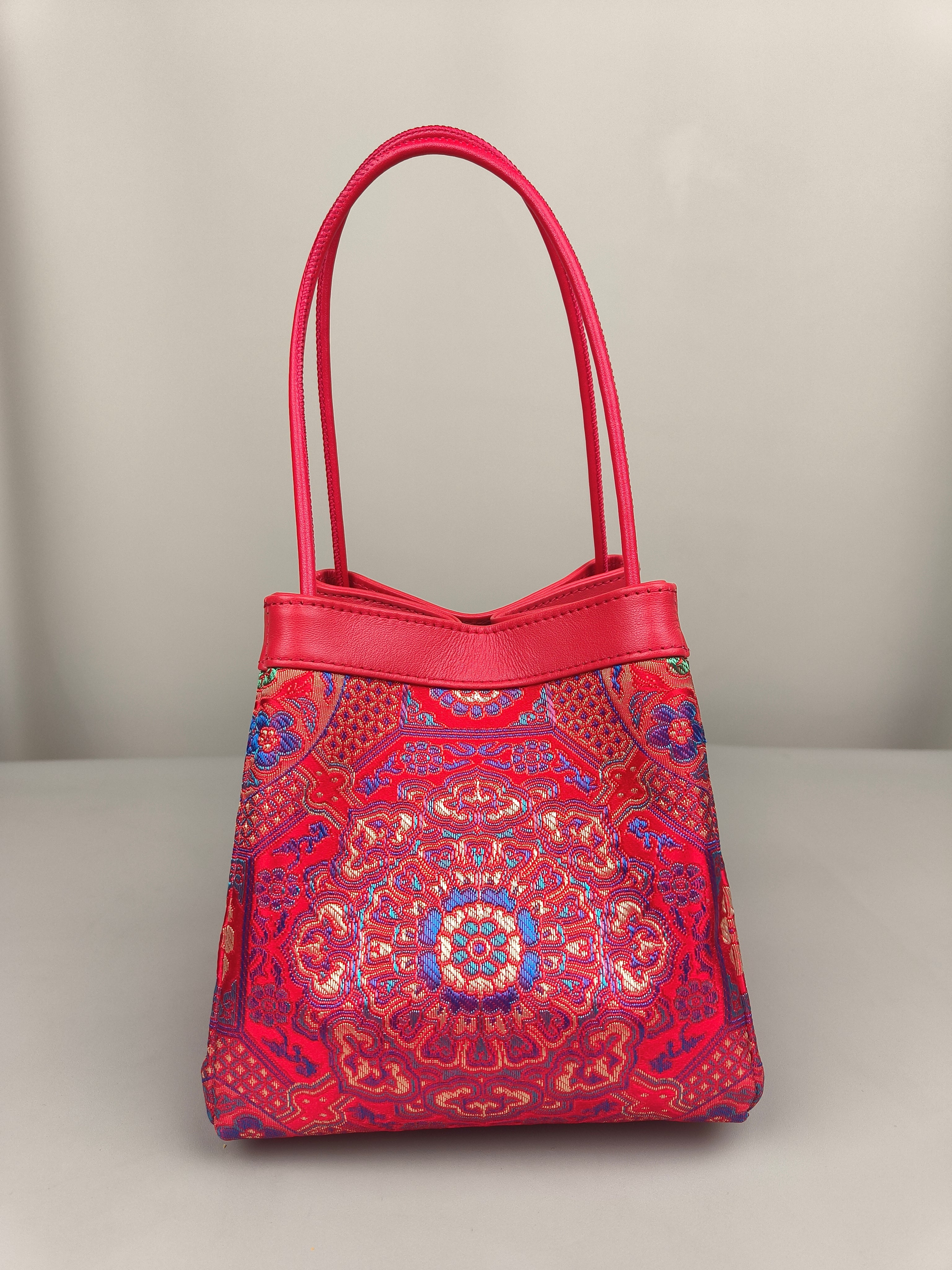 sinodreams empress inferno arc classic brokat-tasche mit blau gold violett mandala-details und rotem lederkörper