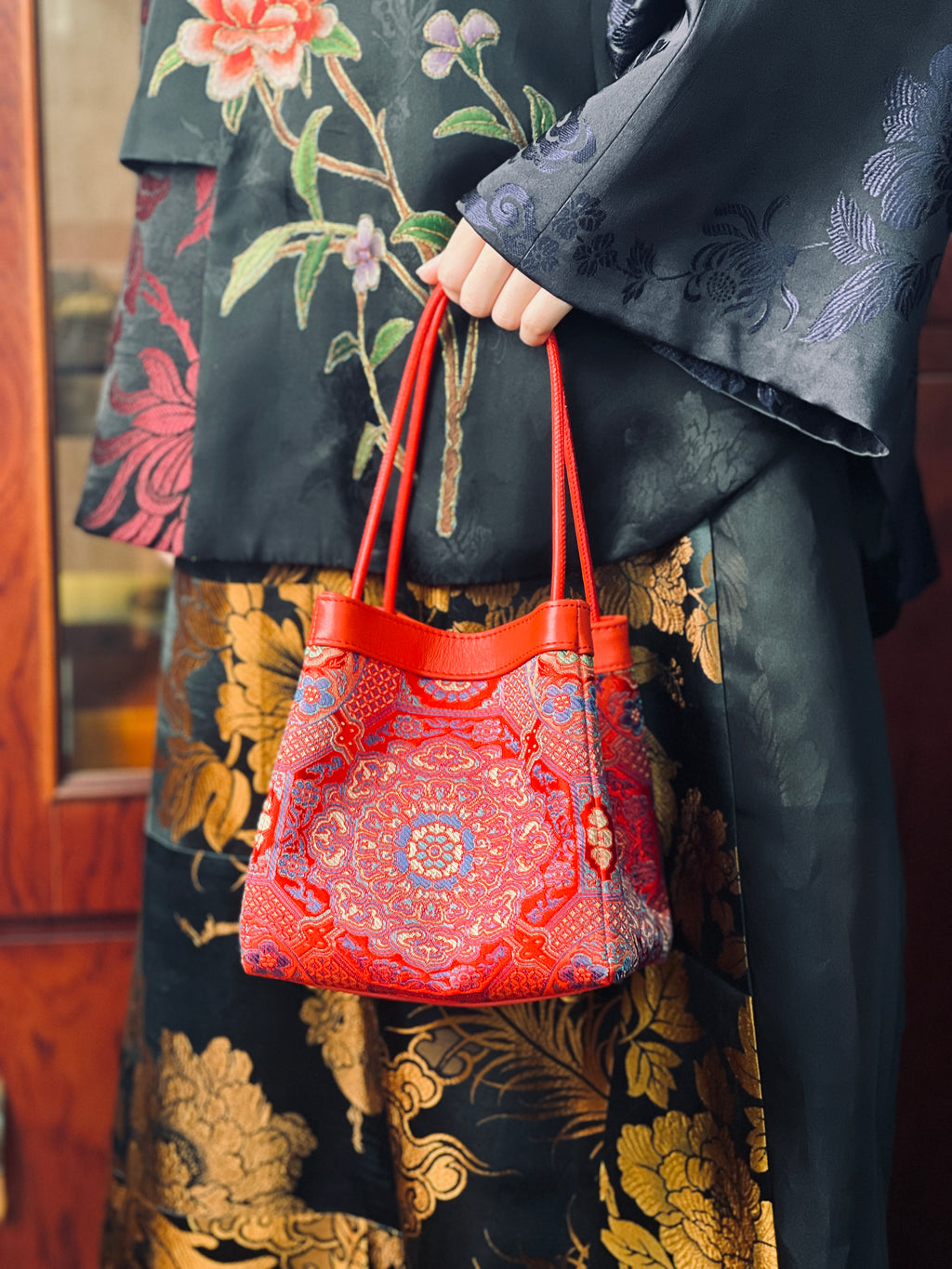 sinodreams arc classic empress inferno brokat-handtasche mit blau gold violett stickmustern und rotem premium-leder