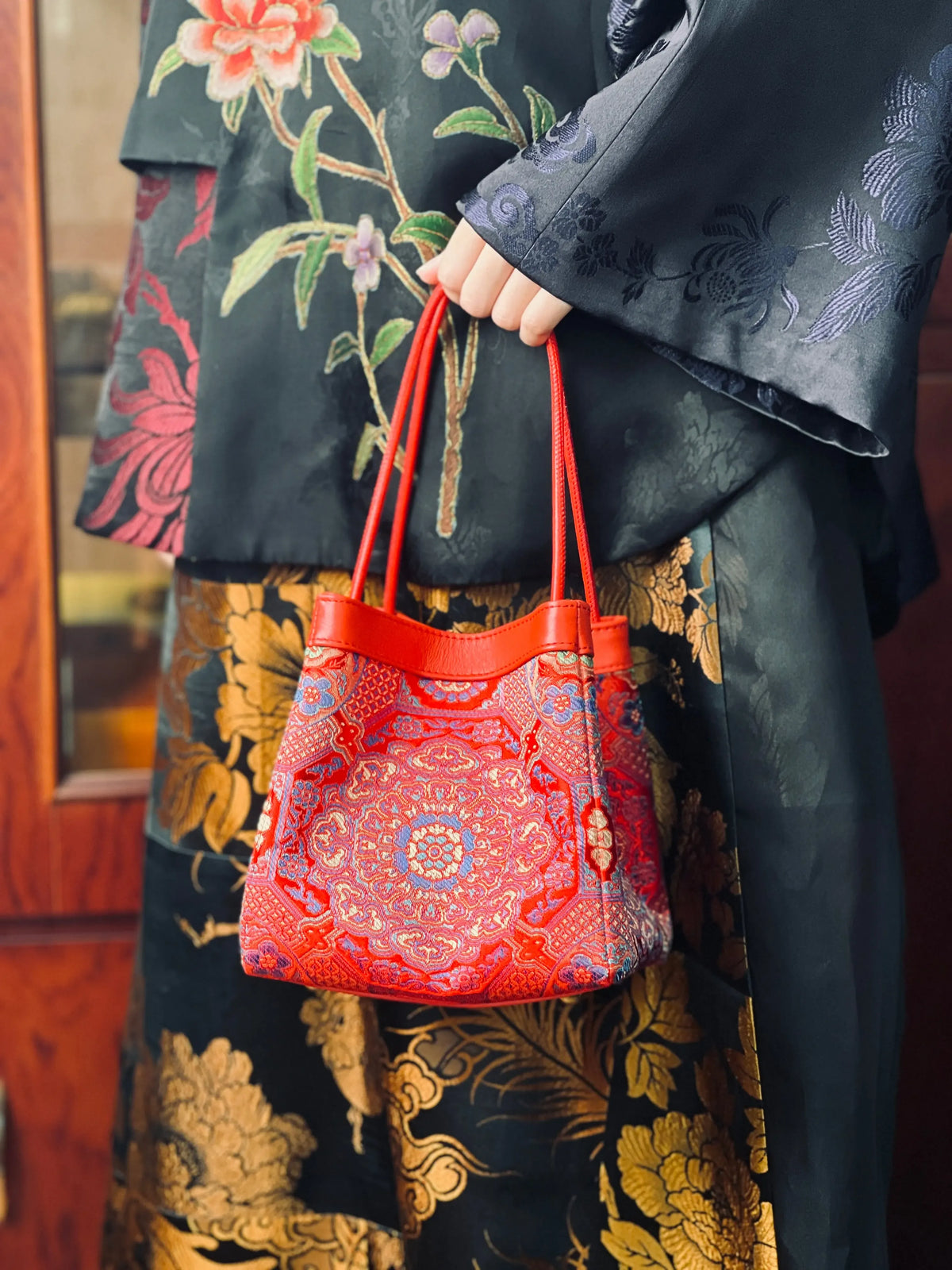 sinodreams arc classic empress inferno brokat-handtasche mit blau gold violett stickmustern und rotem premium-leder