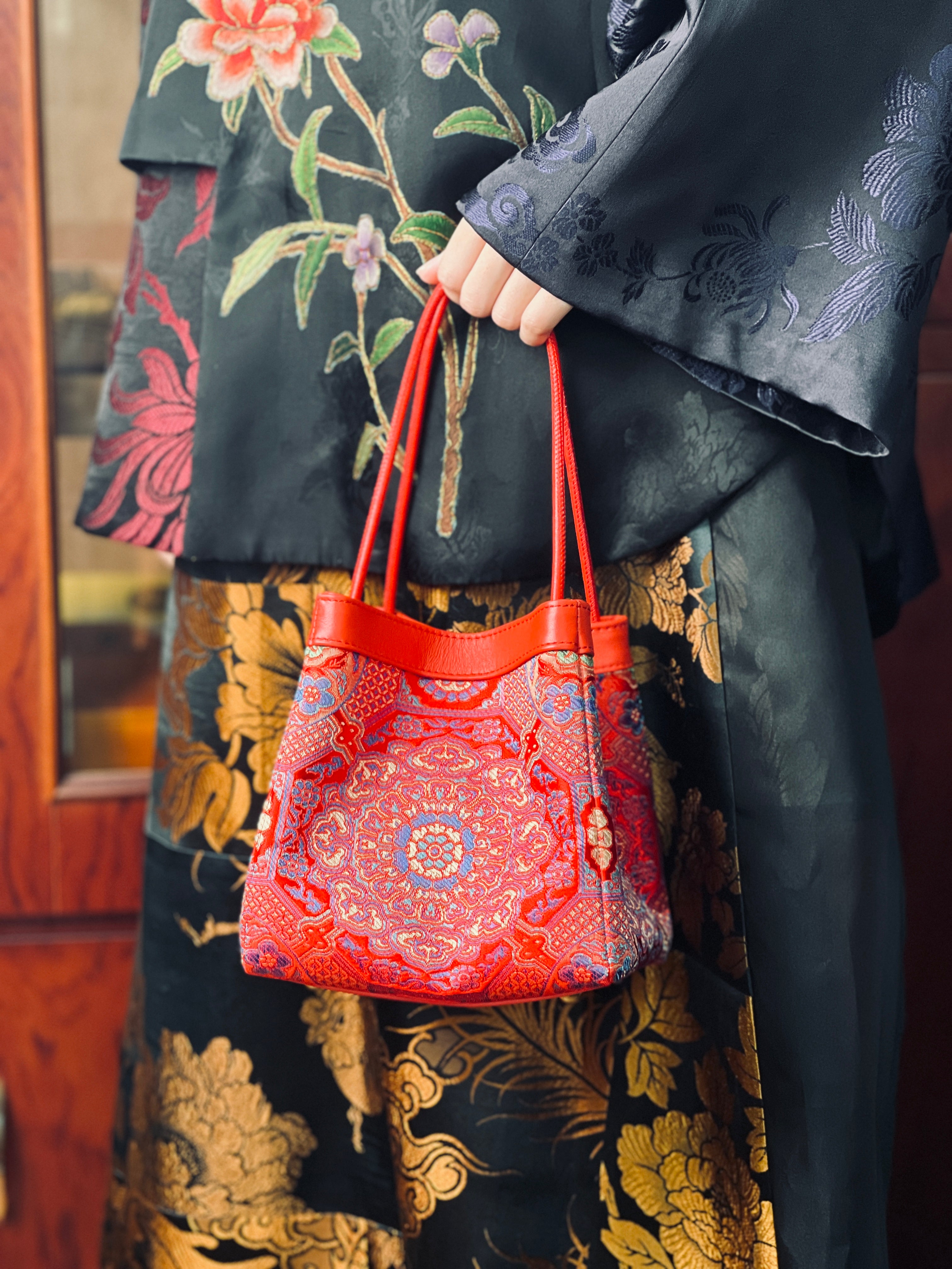 sinodreams arc classic empress inferno brokat-handtasche mit blau gold violett stickmustern und rotem premium-leder